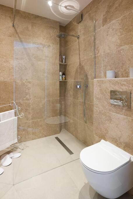 Charming Apartment In Perfect Location Cracovia Esterno foto